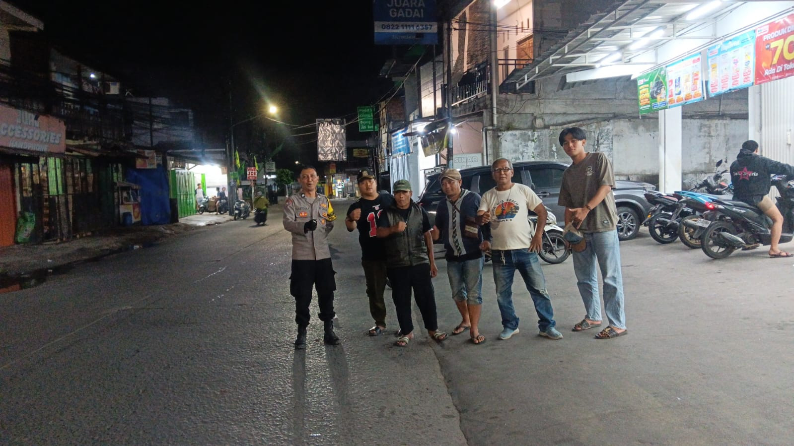 Jaga Keamanan di Jam Rawan, Bhabinkamtibmas Polsek Pondok Gede Sambangi Warga Jatimakmur Jelang Subuh