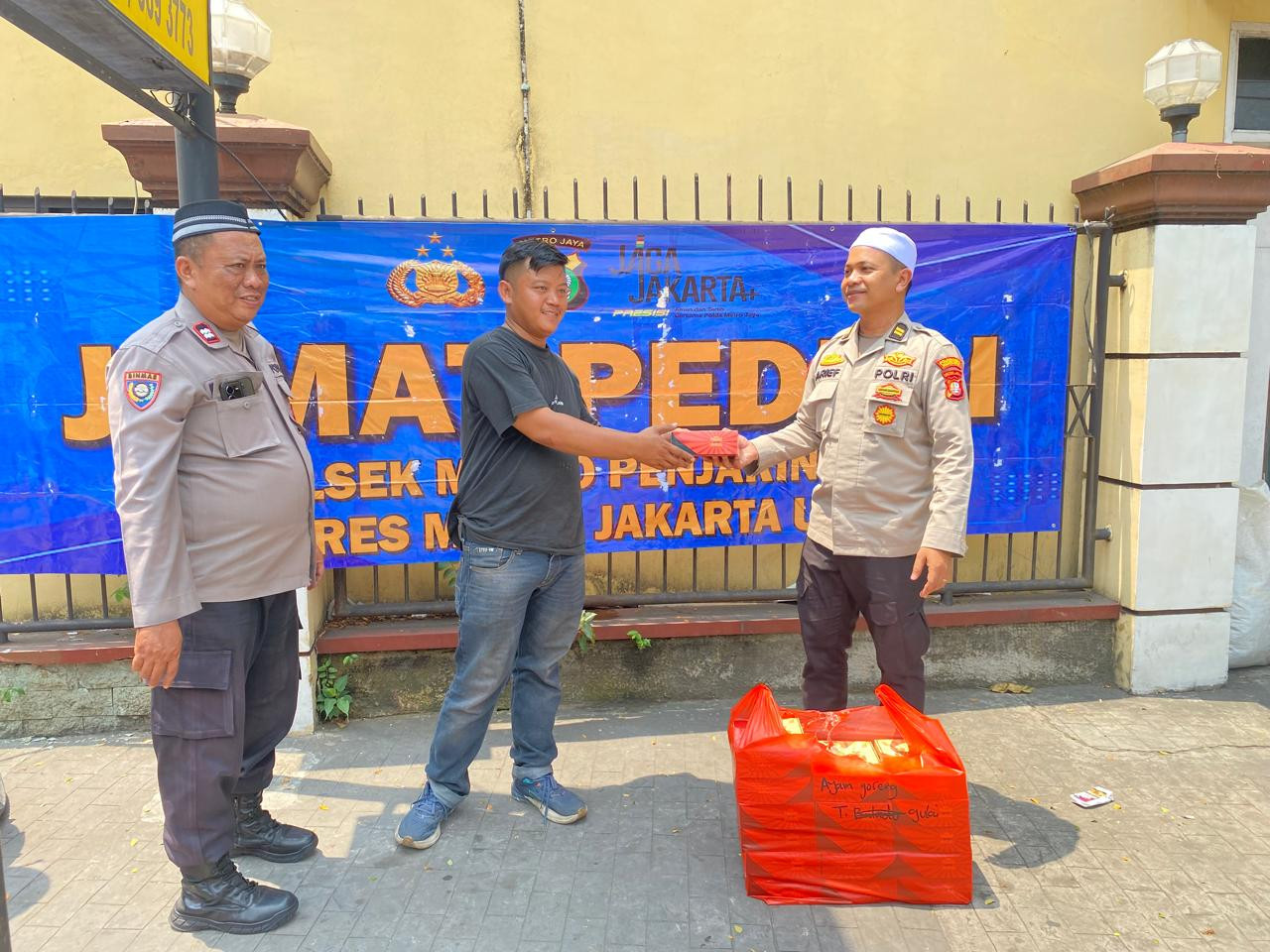 Polsek Metro Penjaringan Gelar Jumat Peduli, Bagikan Makanan Siap Saji untuk Warga