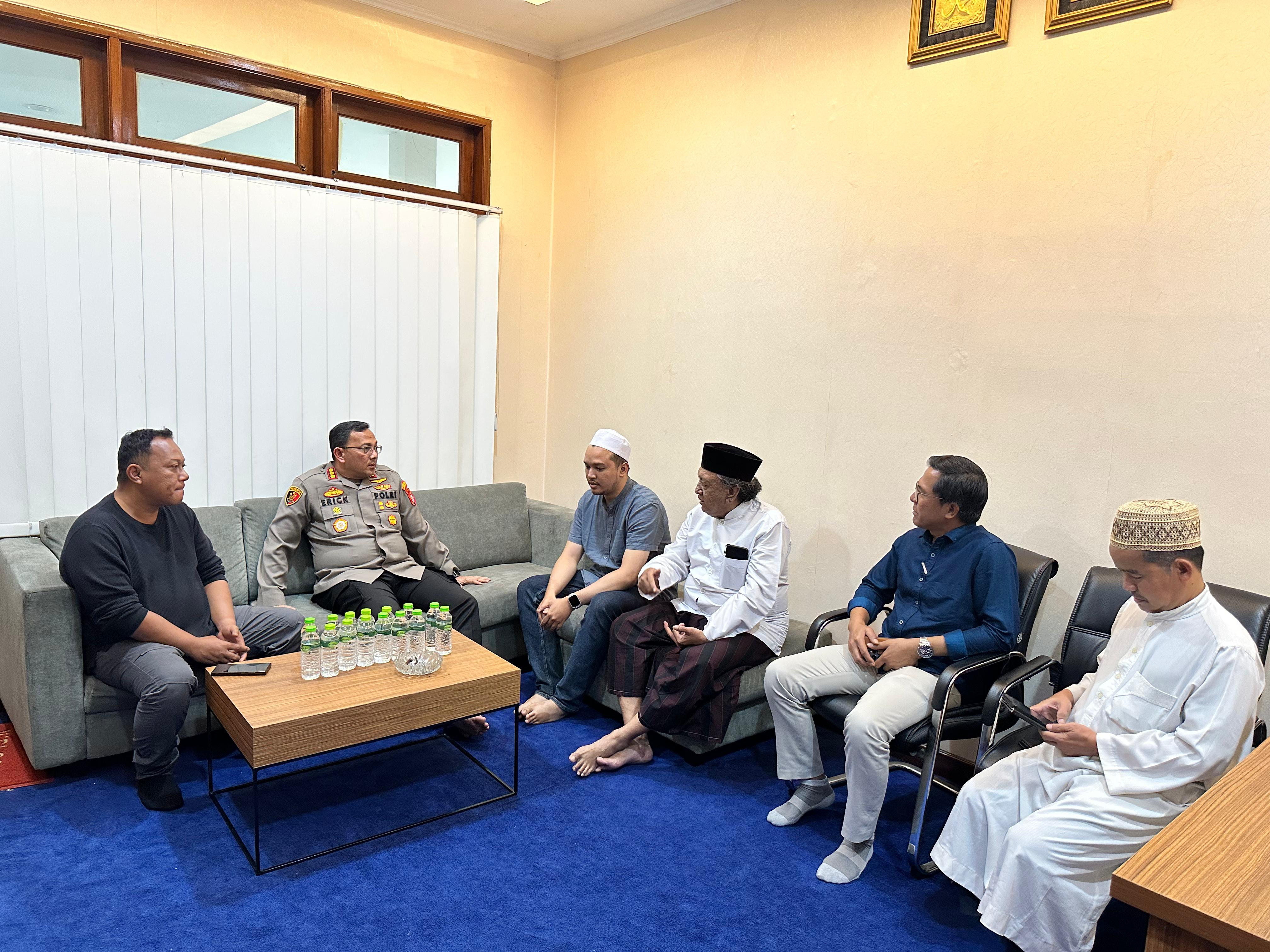 Kapolres Metro Jakarta Utara Sambangi Masjid Keramat Luar Batang, Perkuat Silaturahmi dengan Tokoh Agama