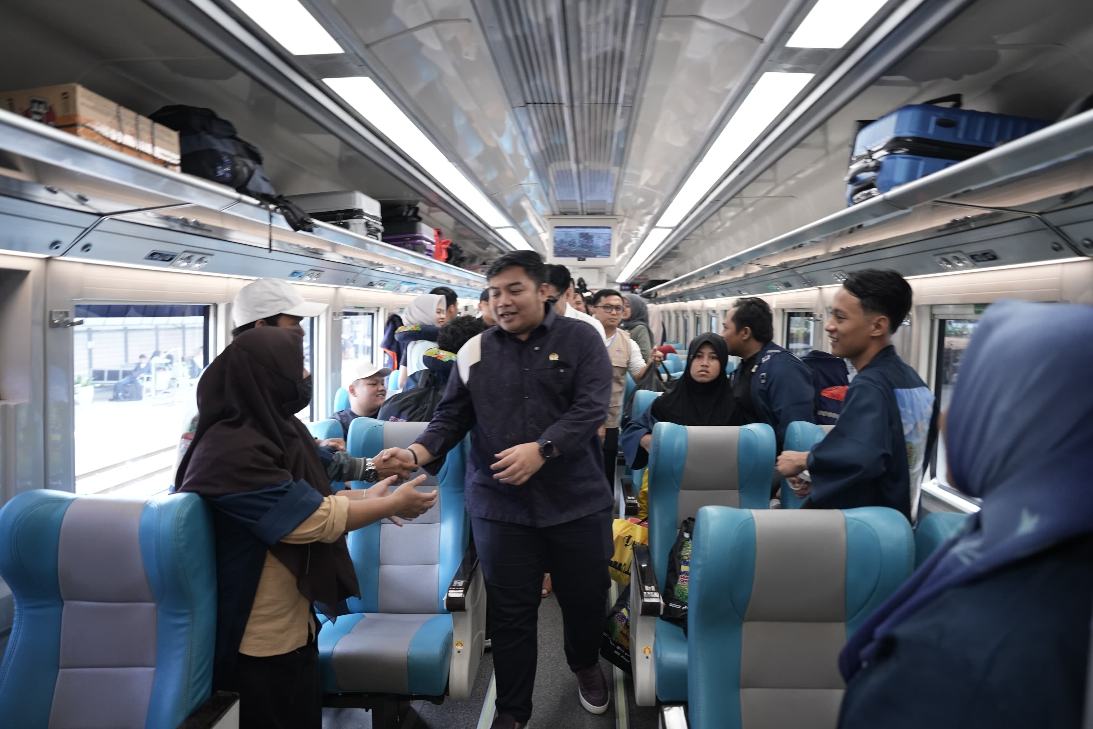 Mudik Gratis Mas Kawe Berangkatkan 395 Pemudik dari Stasiun Pasar Senen dengan KA Blambangan Express