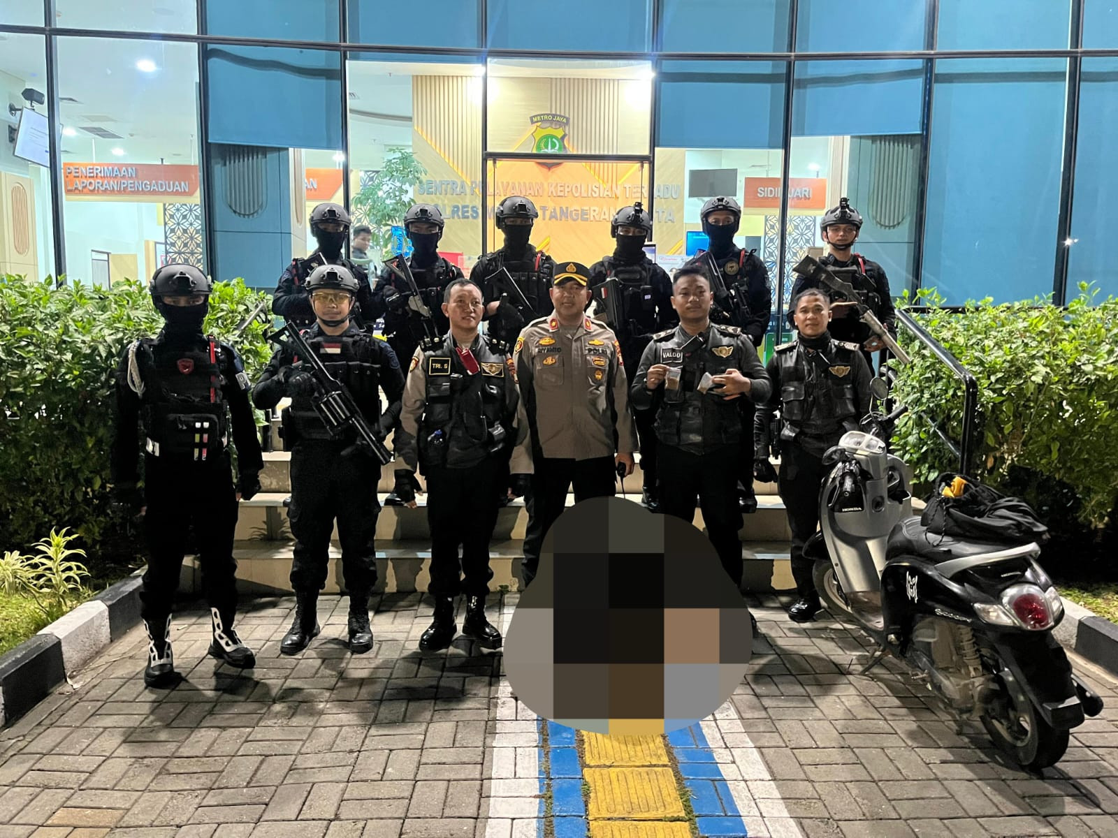 Satbrimob Polda Metro Jaya dan Tim Presisi Polres Metro Tangerang Kota Tangkap Pengendara Scoopy Pembawa Tembakau Sintetis