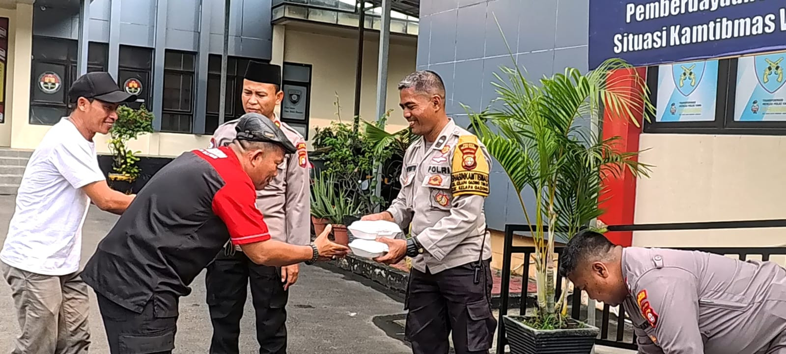 Polsek Kelapa Gading Bagikan 50 Nasi Kotak kepada Ojol, Perkuat Sinergi Kamtibmas