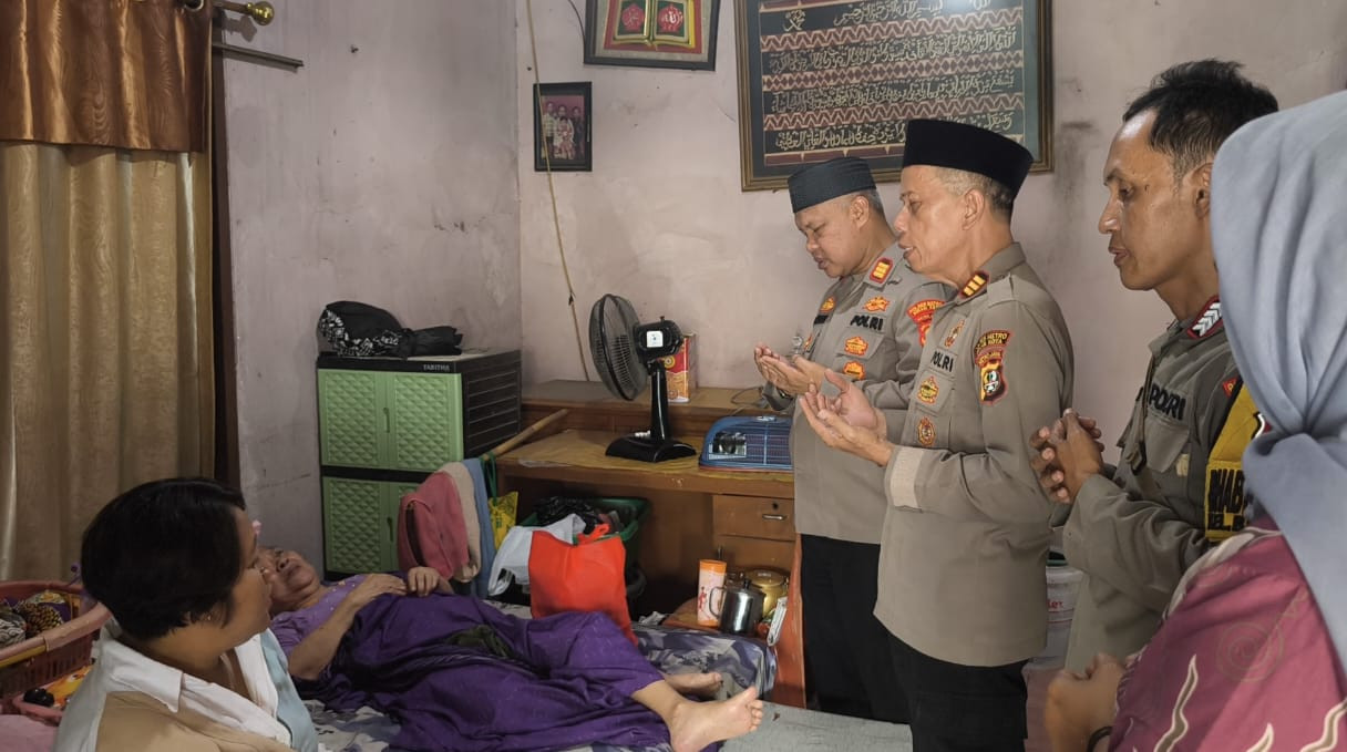 Sabtu Berbagi, Kapolsek Bekasi Barat Kunjungi Warga Janda Lansia