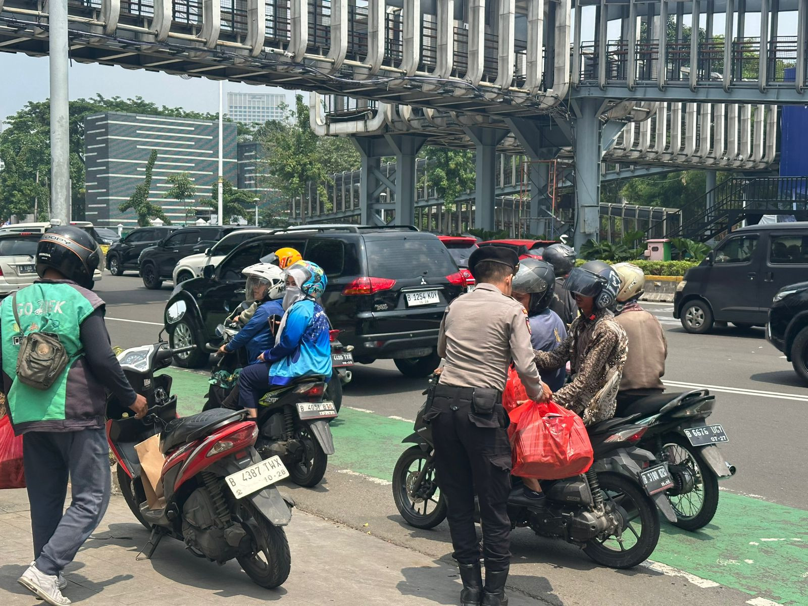 Dit Samapta Polda Metro Jaya Bagikan Makan Siang untuk Masyarakat di Depan Pintu Jagatama