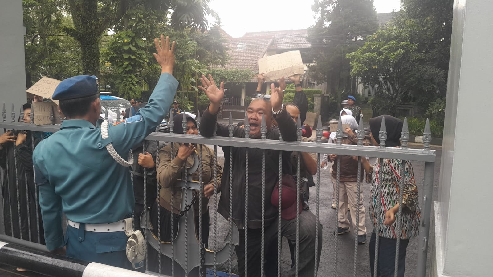 Lanal Bandung Didemo, Pasukan Dakhura Pukul Mundur Pengunjuk Rasa