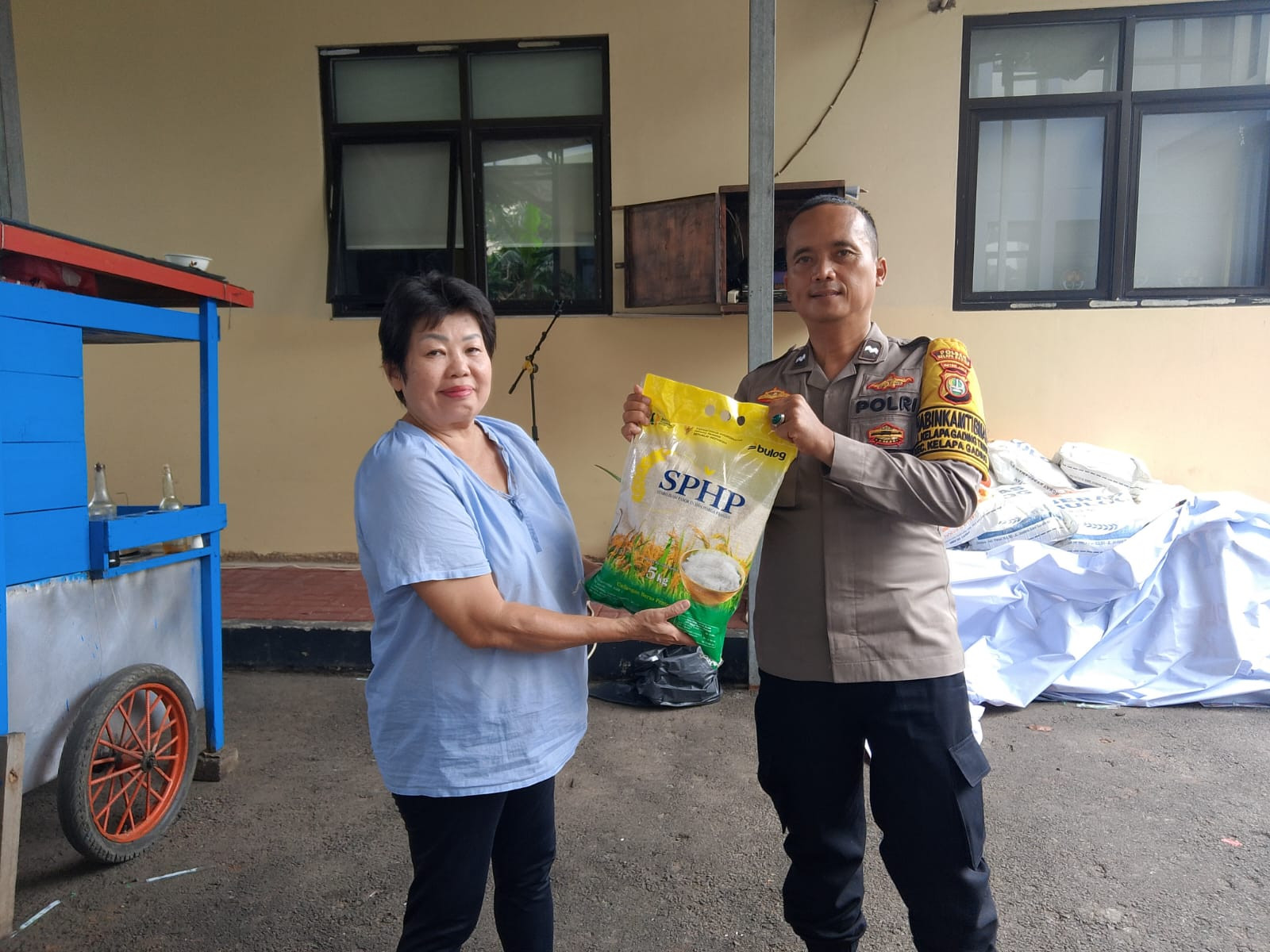 Polsek Kelapa Gading Gelar Gerakan Pangan Murah, Warga Antusias Dapatkan Beras SPHP