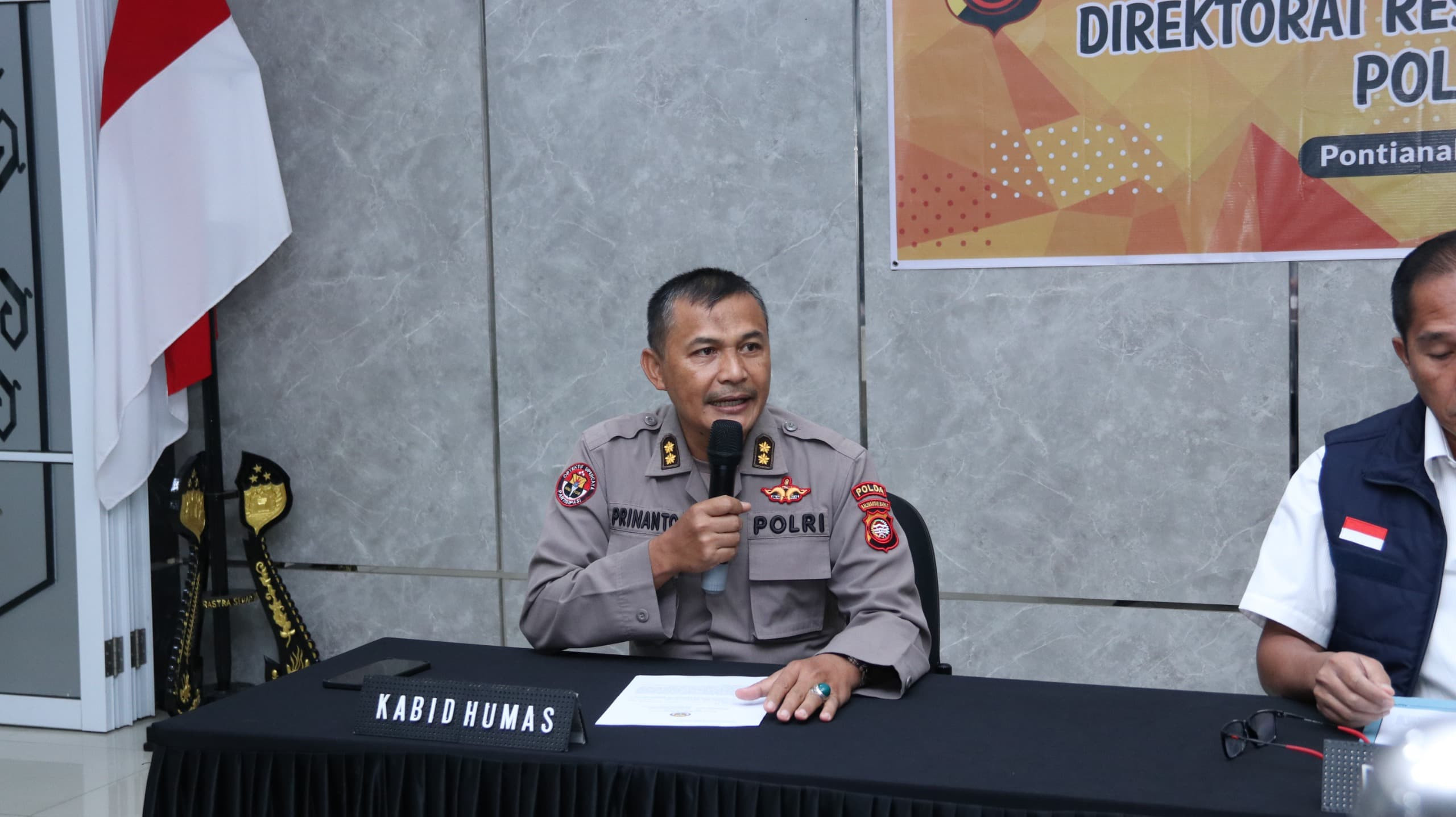 Polda Kalbar Tangkap Empat Penyusup Aksi Masa di Mapolda dan kantor DPRD  Provinsi Kalbar, Bom Molotov dan Senjata Tajam Disita