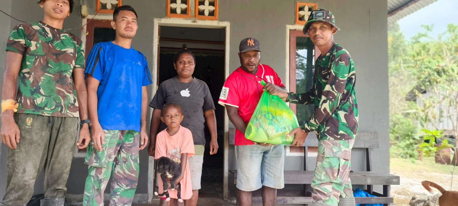 Satgas TMMD Ke-129 Kodim 1807/Sorong Selatan Bagikan 100 Paket Sembako dan Nutrisi, Wujud Nyata Kepedulian Cegah Stunting