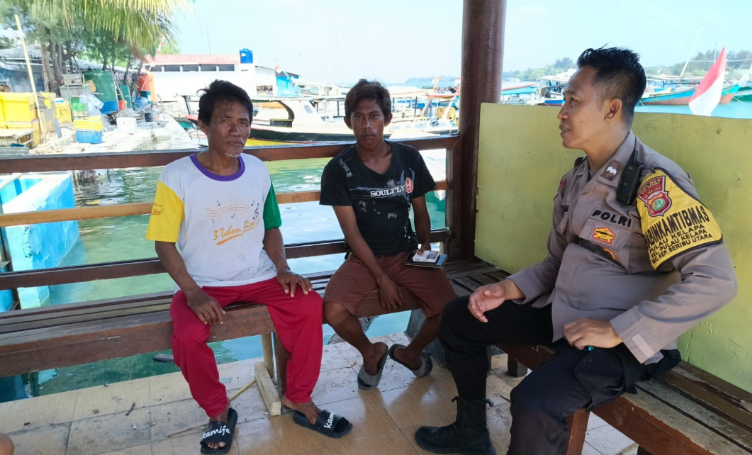 Bhabinkamtibmas Pulau Kelapa Sosialisasikan Layanan Call Center 110 kepada Warga