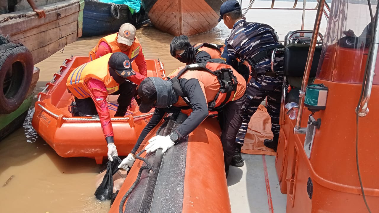 Setelah Pencarian Panjang, Akhirnya Posal Tanjung Datuk Bersama Tim SAR Gabungan Berhasil Temukan Korban Tenggelam di Perairan Pelabuhan Lasdap