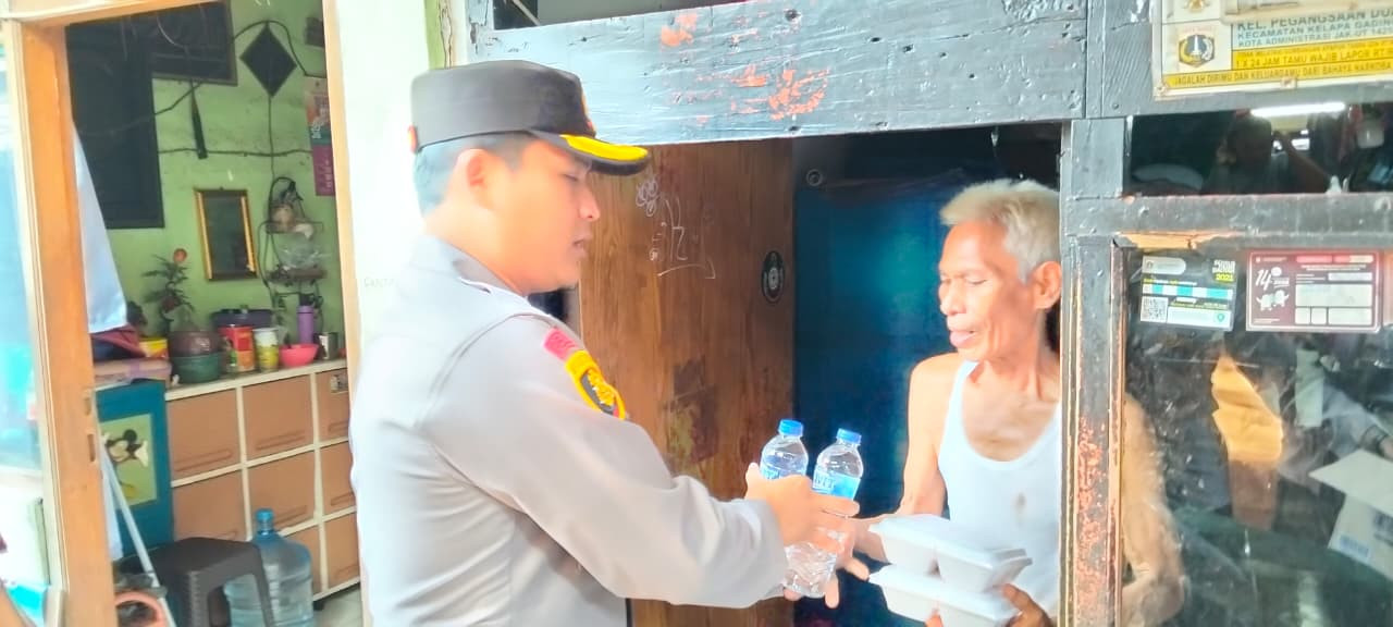 Polsek Kelapa Gading Gelar Aksi Sosial, Bagikan 300 Paket Makanan di Kampung Rawa Indah