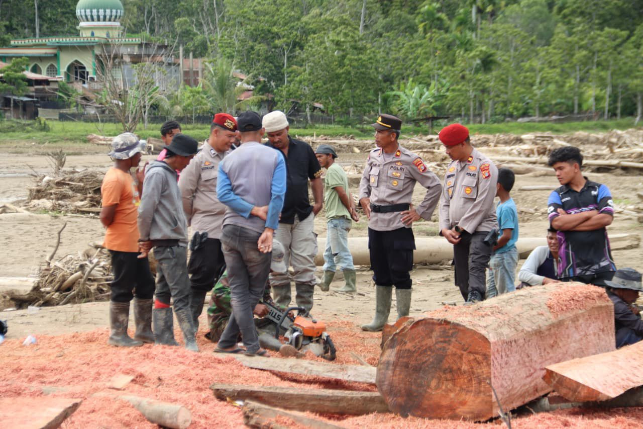 Polres Gayo Lues, Polsek Rikit Gaib dan Brimob bersama Warga Gotong Royong Siapkan Jembatan Darurat Pasca Banjir Bandang di Penomon Jaya