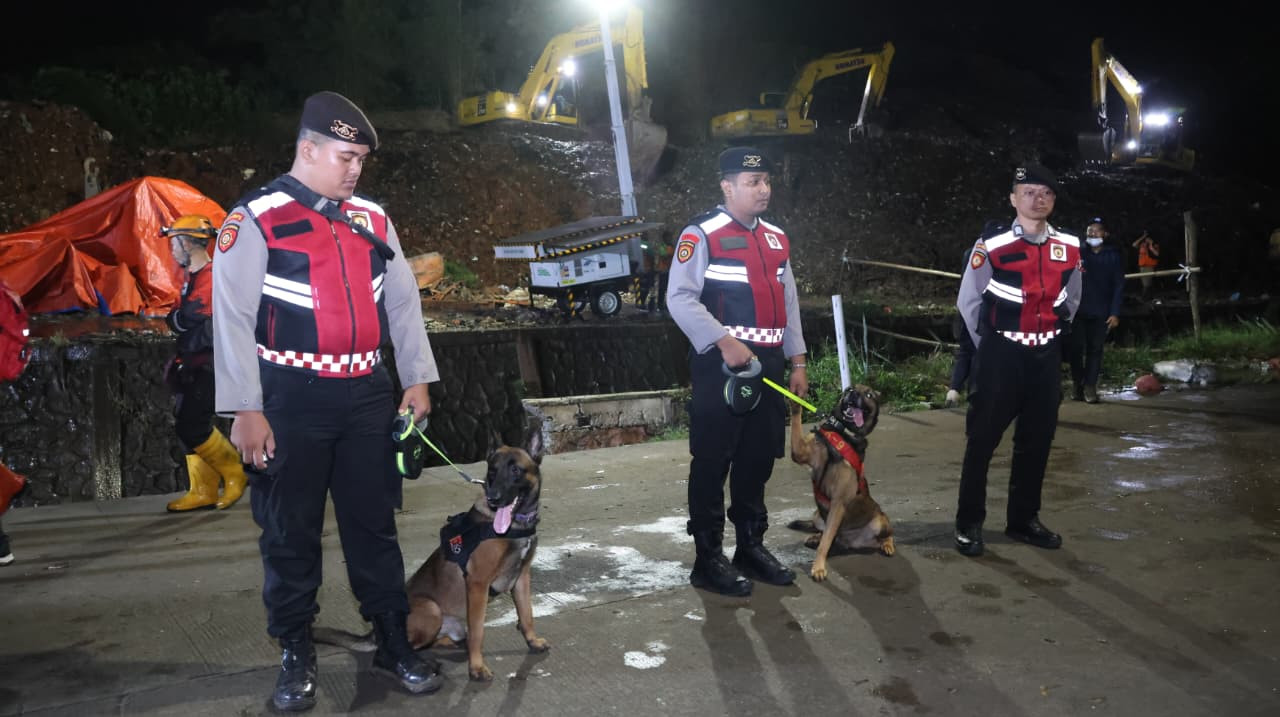 Gunung Sampah di TPST Bantargebang Longsor, 4 Orang Tewas dan Sejumlah Truk Tertimbun