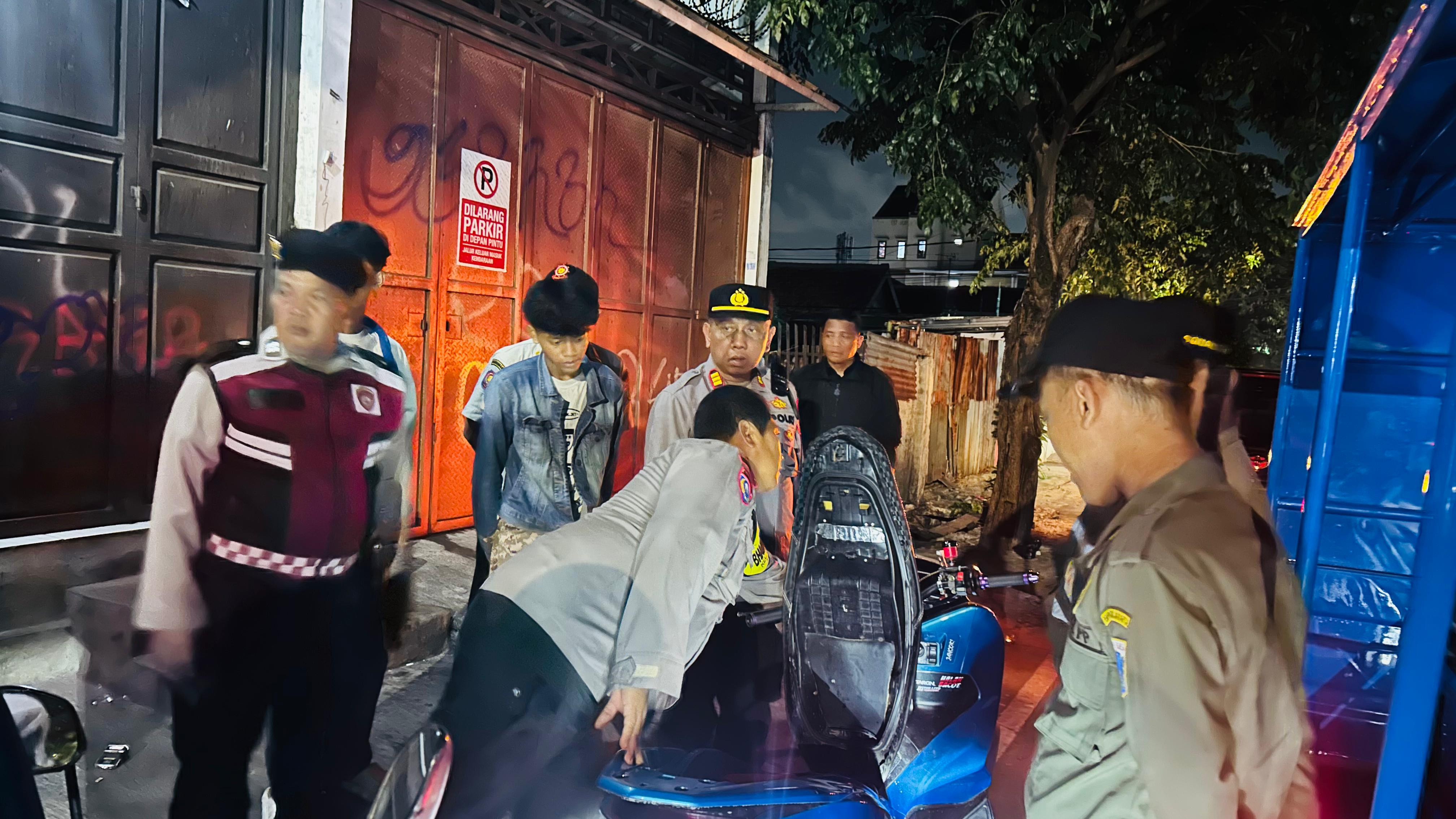 Patroli KRYD Polsek Koja Sisir Titik Rawan, Puluhan Remaja Dibubarkan di Rawa Badak