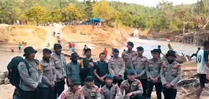 Polres Aceh Tengah dan BKO Brimob Polda Aceh Bangun 7 Jembatan Darurat di Wilayah Terisolir