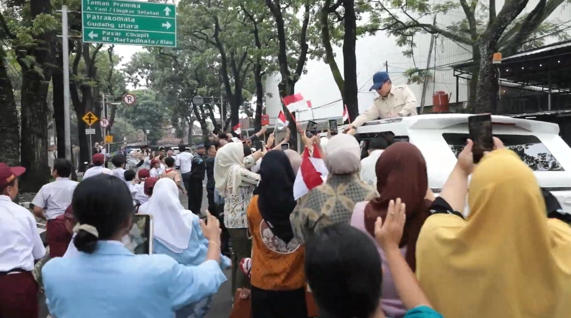 Momen Hangat Warga Sambut Kedatangan Prabowo di Bandung: Pak Minta Foto!
