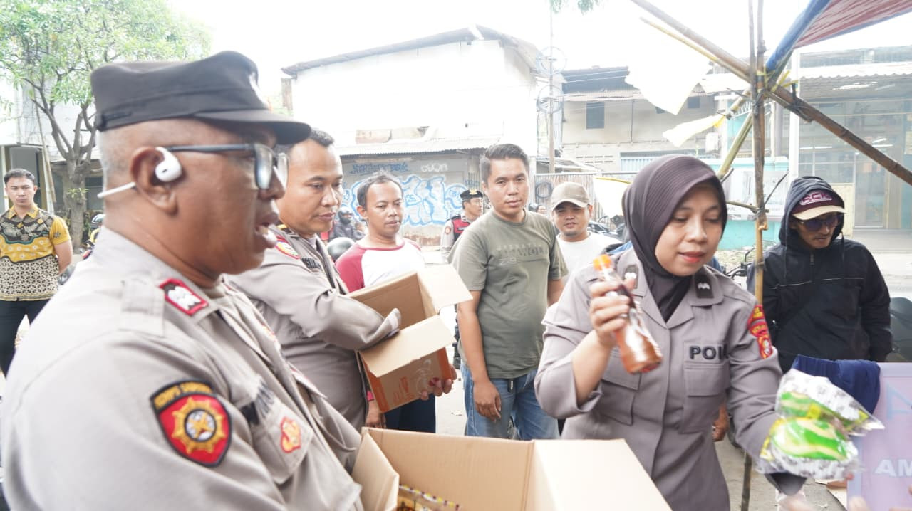 Polsek Kelapa Gading Bagikan Roti dan Minuman untuk Buruh yang Mogok Kerja