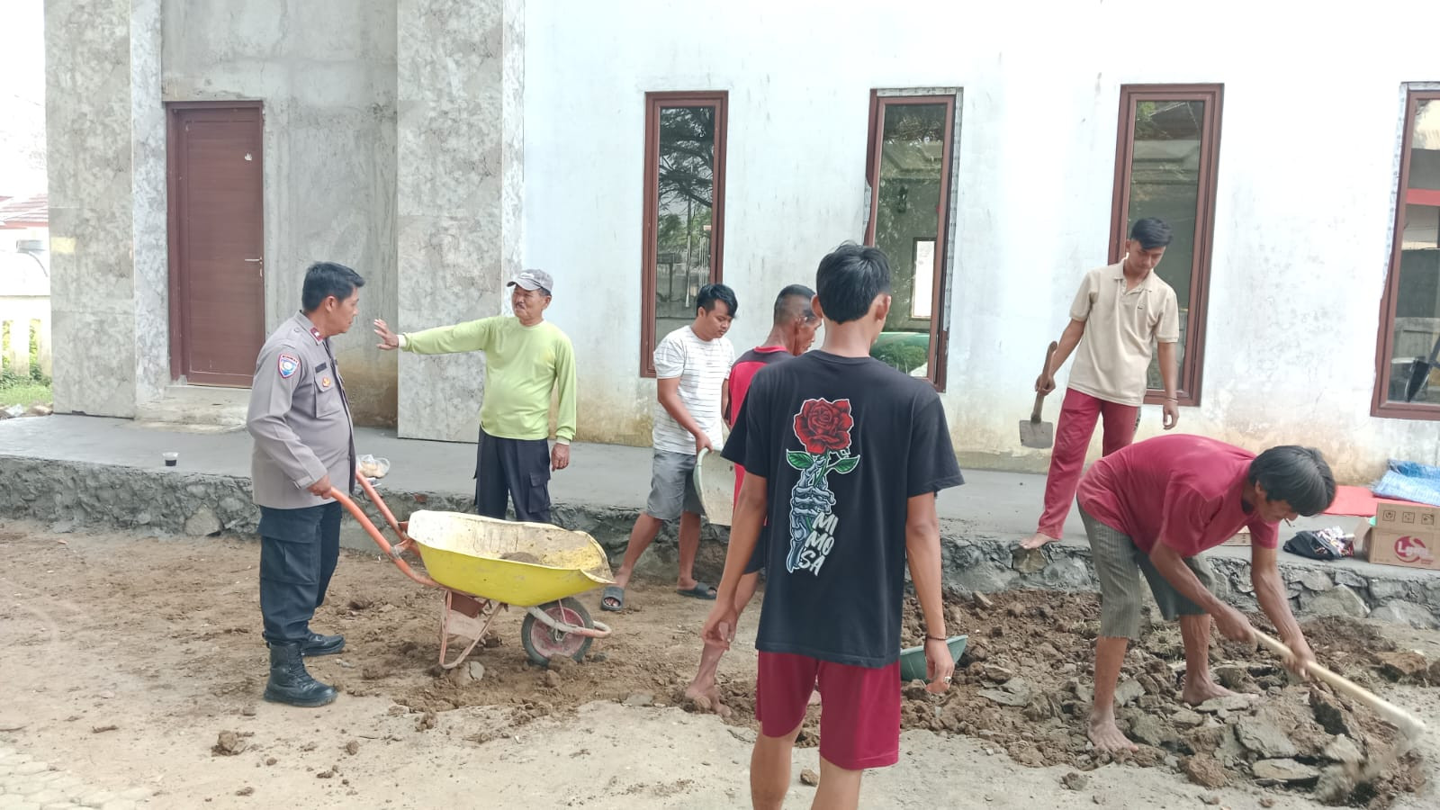 Polsek Cabangbungin Bersama Warga Gotong Royong Bangun Masjid Besar Al-Mukhlisin
