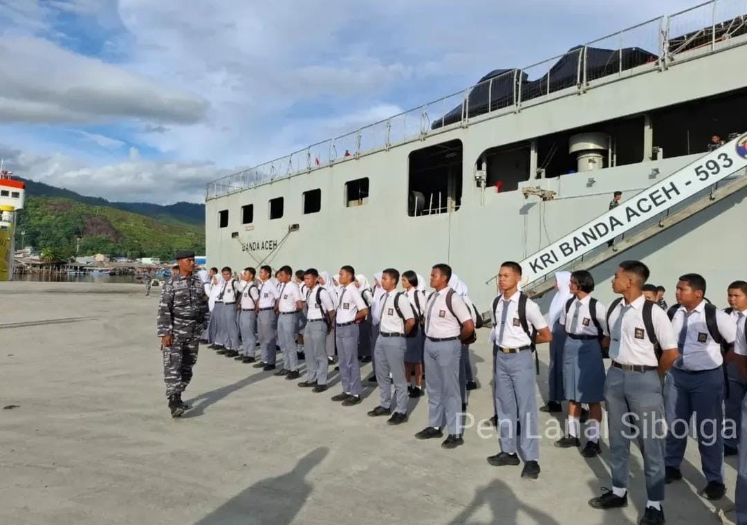 Open Ship KRI Banda Aceh-593 Sambut Siswa SMA Negeri 1 Matauli Pandan