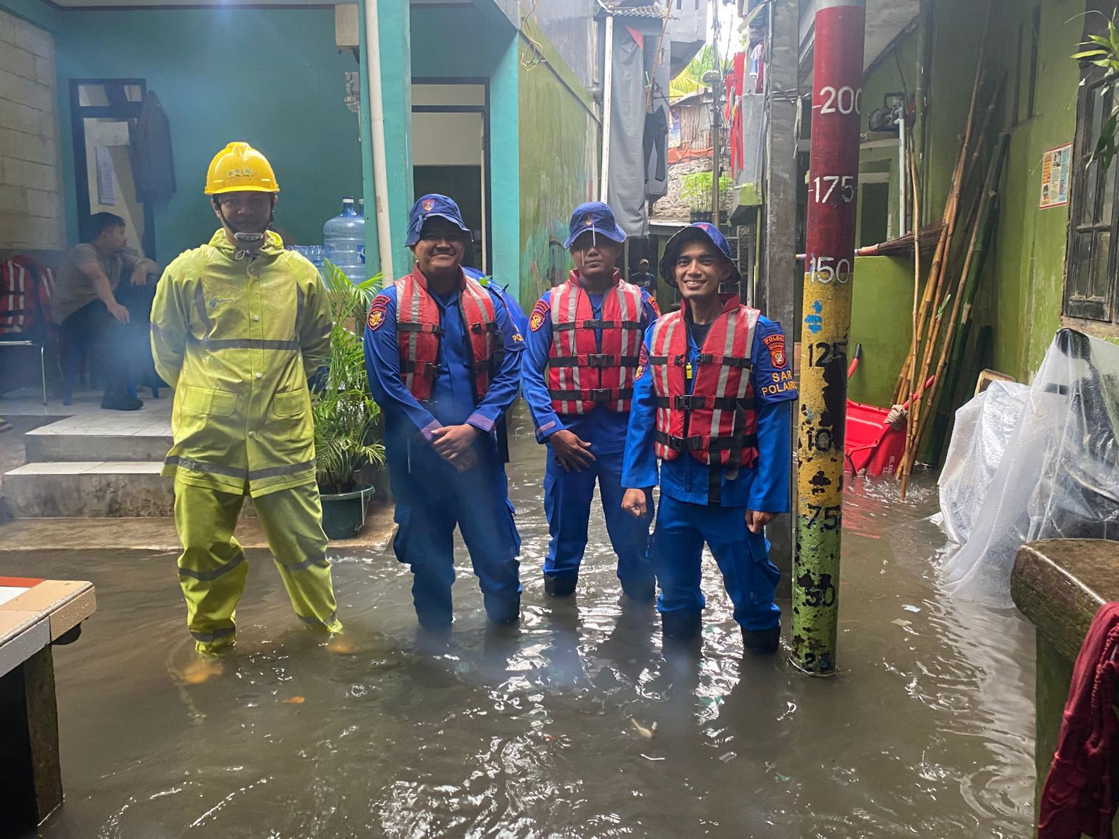 Banjir Rendam Sejumlah Ruas Jalan Jakarta, Brimob–Lantas–Polair PMJ Bergerak Cepat, Polri Siagakan 128.247 Personel Secara Nasional