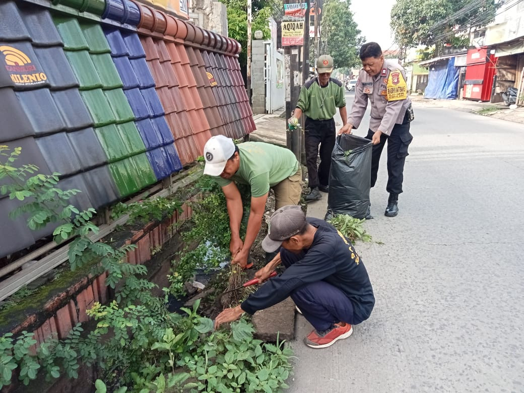 Cegah Banjir Bhabinkamtibmas Jakasampurna Giatkan Bersih-bersih Lingkungan