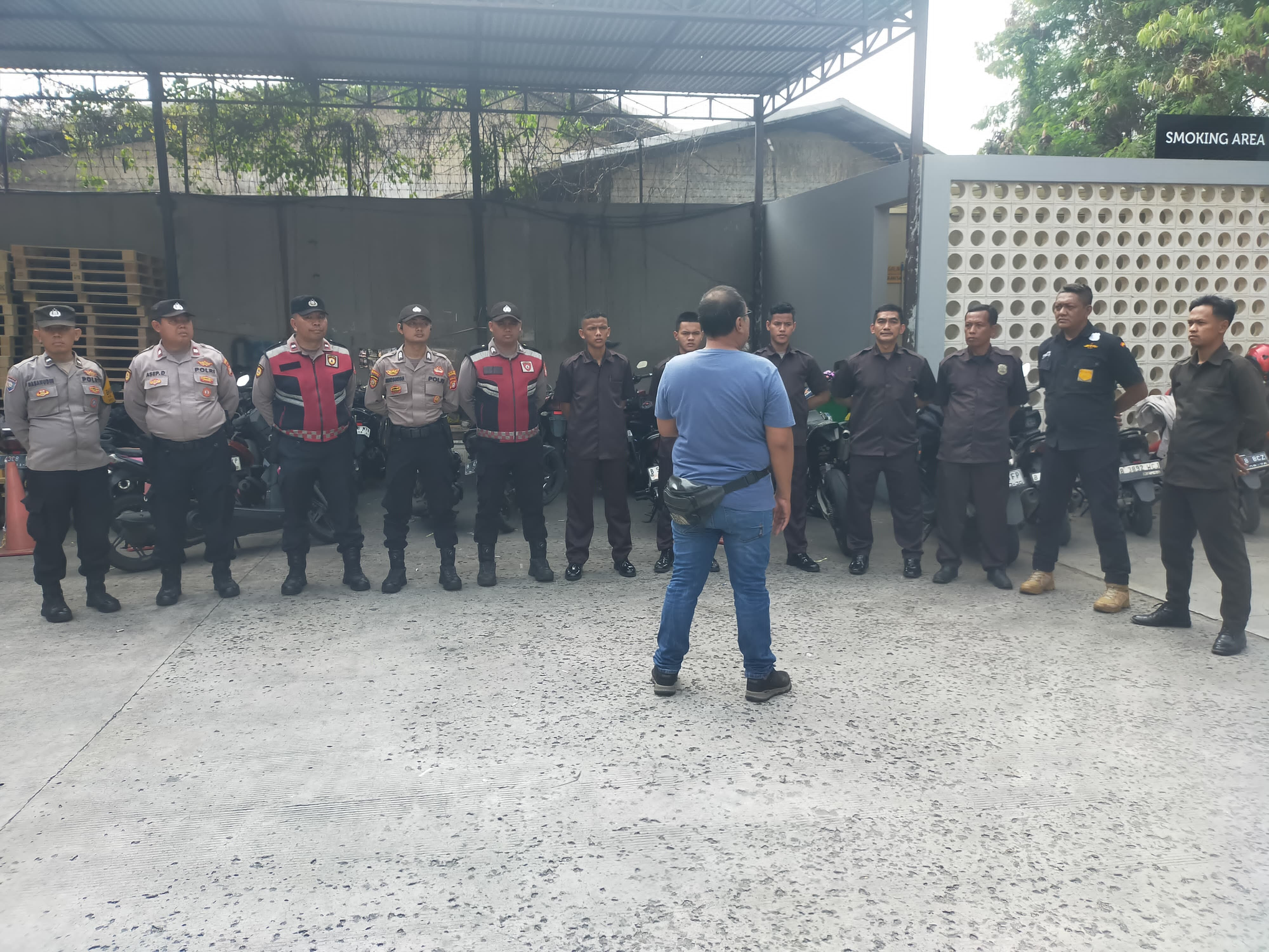 Polsek Metro Penjaringan Siagakan Personel Pengamanan Aksi Unjuk Rasa di PT Fasdeli Internasional Express, Diutamakan Secara Humanis