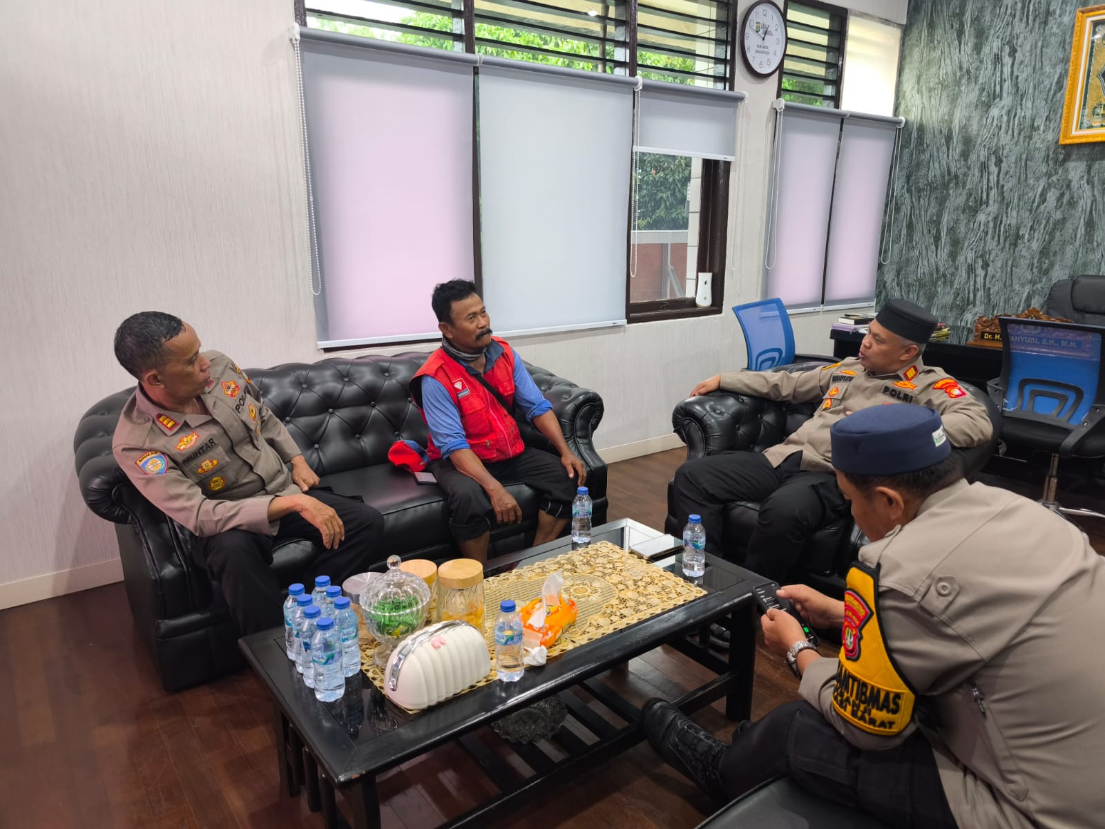 Empati dan Pelayanan Masyarakat Kapolsek Bekasi Barat Bantu Ganti Rugi Pedagang Es Krim Keliling