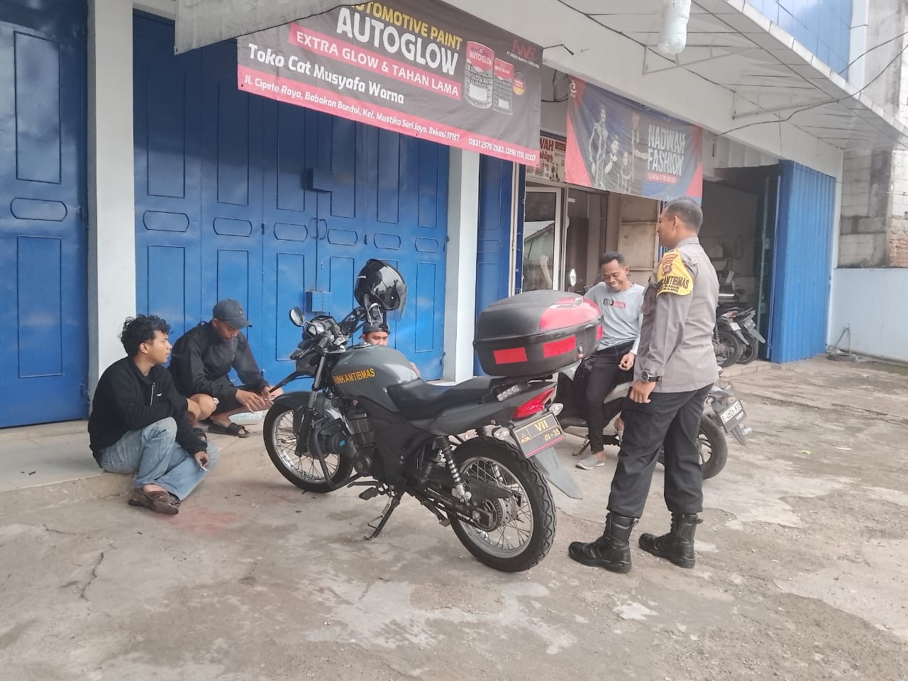 Cegah Curanmor dan Penipuan Online, Bhabinkamtibmas Mustikasari Sambangi Warga Kampung Babakan