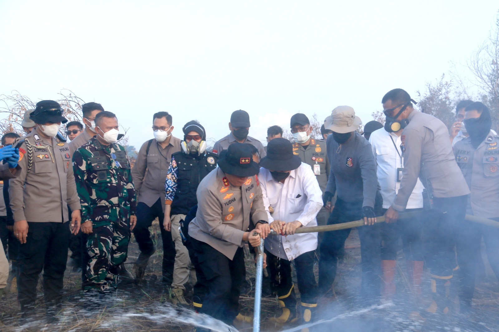 Pantau Langsung Perkembangan Karhutla, Komandan Lanud Sjamsudin Noor Bersama Forkopimda Kalsel Turun ke Lapangan Uji Fungsi Inovasi Injeksi Air