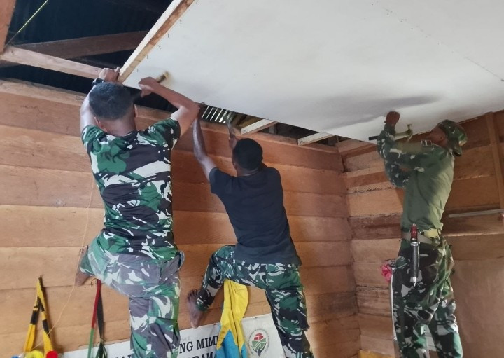 Bantu Warga Kurang Mampu Jelang Peringatan HUT Ke-80 TNI, Kodim 1710/Mimika Perbaiki Rumah Tidak Layak Huni