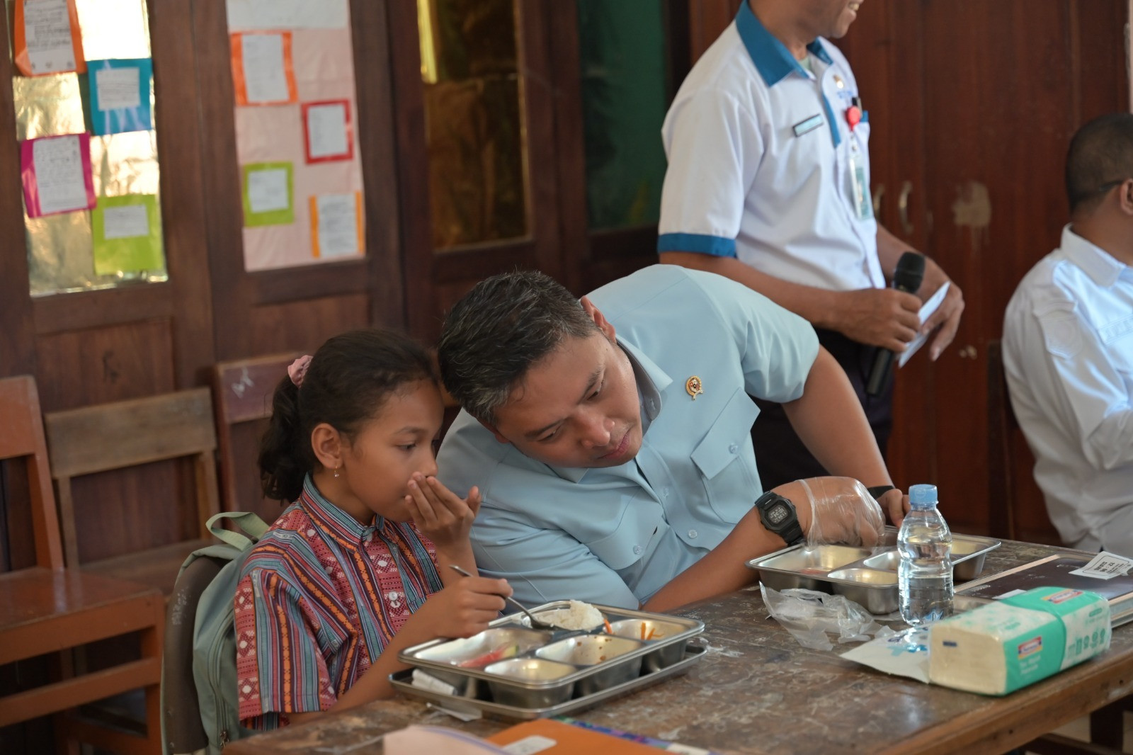 Keceriaan Anak-anak Sekolah di Kupang Makan MBG Bersama Sudaryono