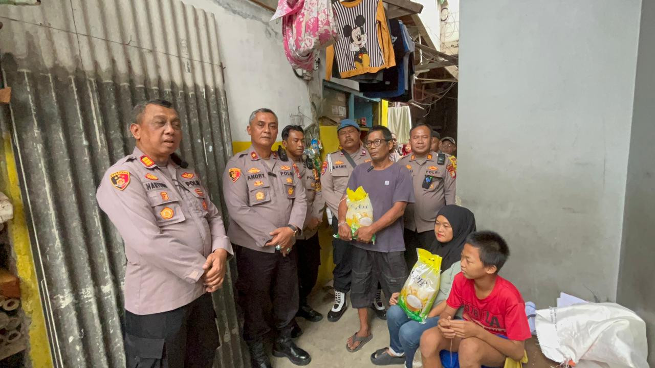 Jumat Peduli, Polsek Koja Salurkan Bantuan Sosial untuk Warga di Lokasi Musibah Anak Tenggelam