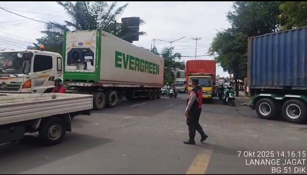 Tanggul Jebol di Sunda Kelapa Picu Kemacetan Parah, Waka Polsek Metro Penjaringan Turun Tangan Atasi Situasi
