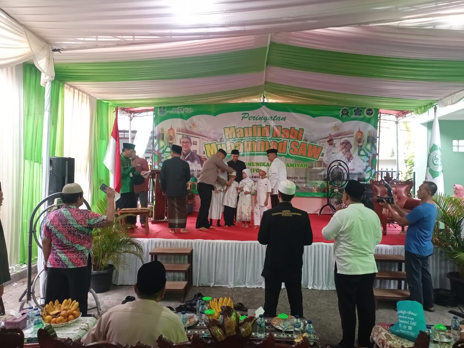 Kapolsek Bekasi Barat Hadiri Peringatan Maulid Nabi Muhammad SAW di Kotabaru, Berikan Tali Asih kepada Anak Yatim