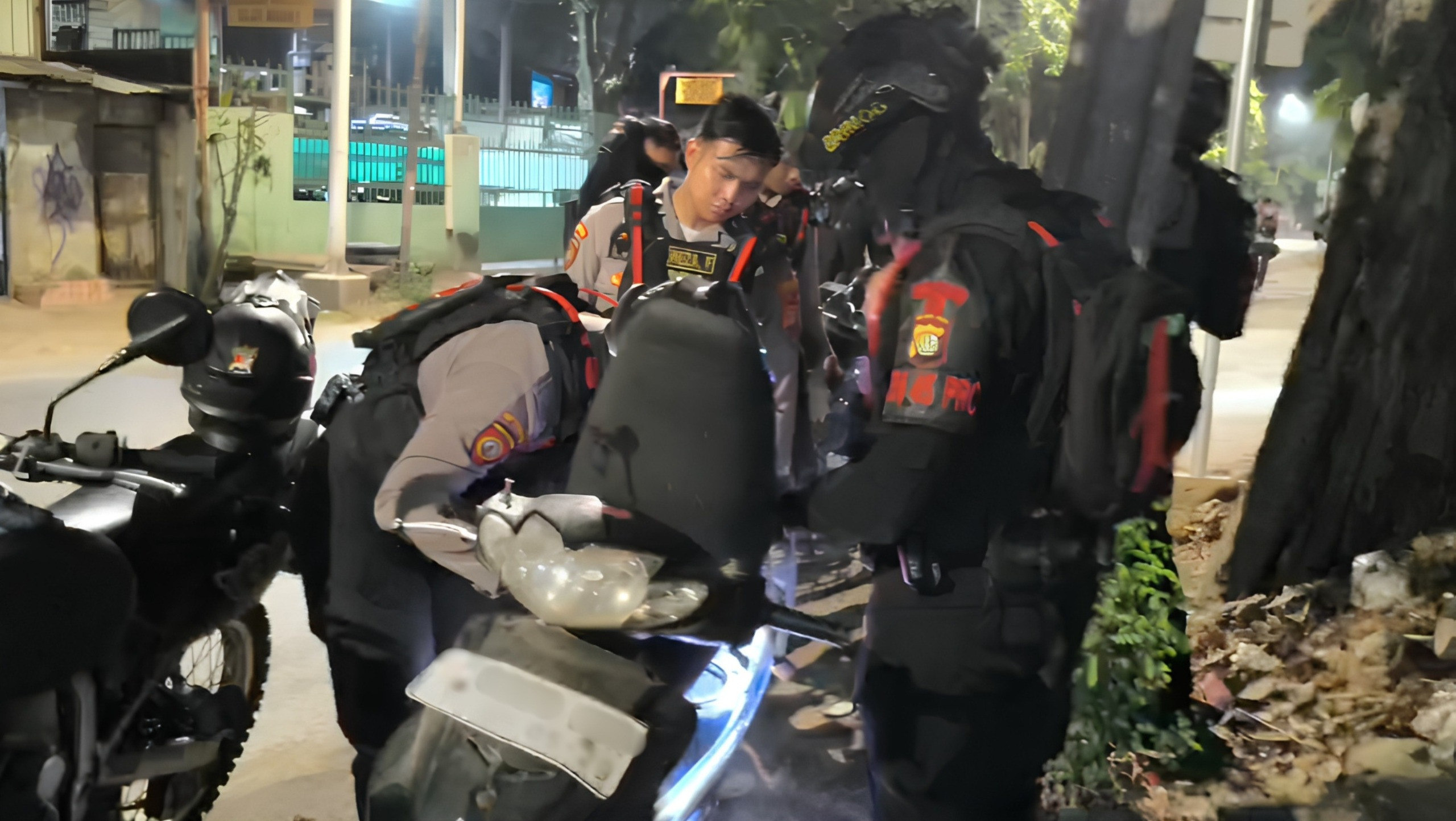Brimob Metro Jaya Amankan Dua Pemuda usai Temukan STNK Tak Sesuai Nomor Rangka di Cilincing
