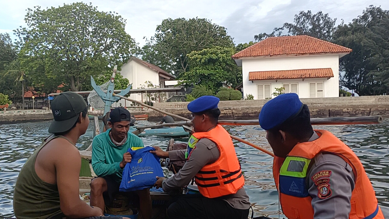 Patroli Dialogis Satpolairud di Perairan Kepulauan Seribu, Polisi Ajak Nelayan Jaga Keselamatan dan Kamtibmas