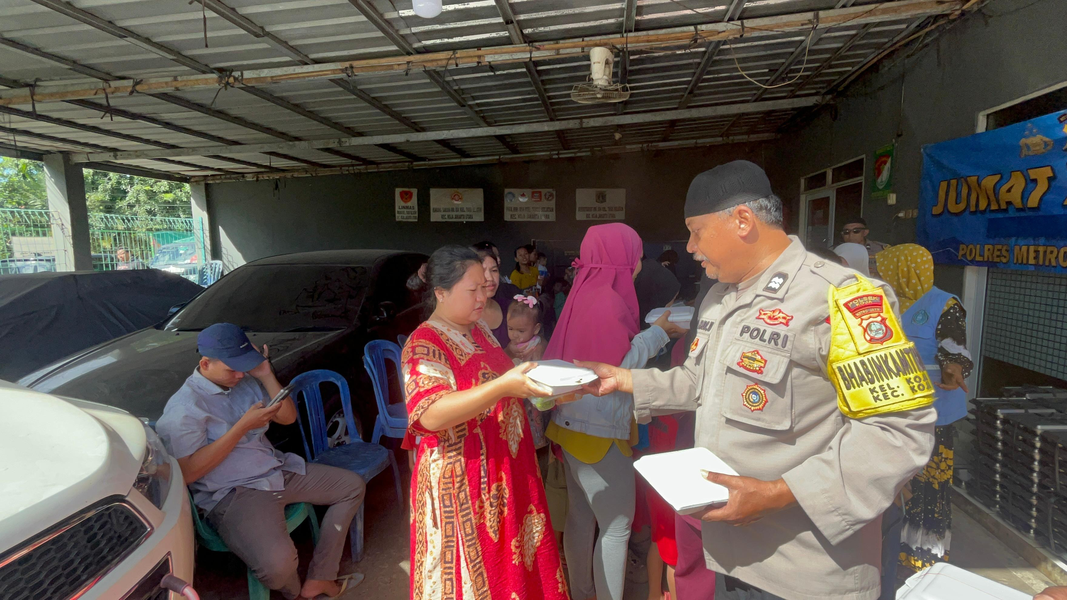 Polsek Koja Gelar Jumat Peduli, Bagikan 300 Paket Makanan Bergizi untuk Warga Tugu Selatan