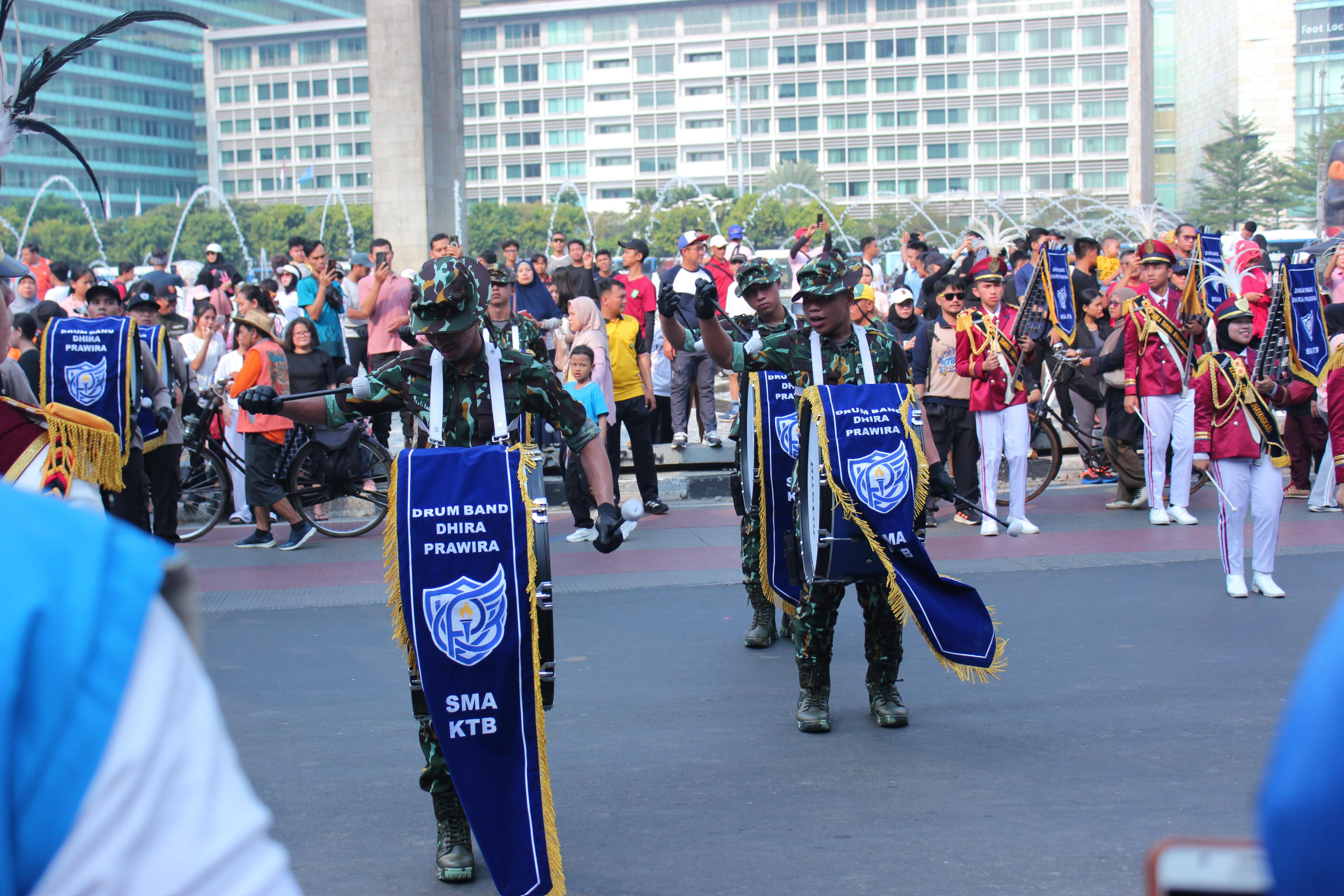 Perdana Tampil di Publik, Drum Band SMA KTB Meriahkan Sosialisasi SPMB di CFD Bundaran HI