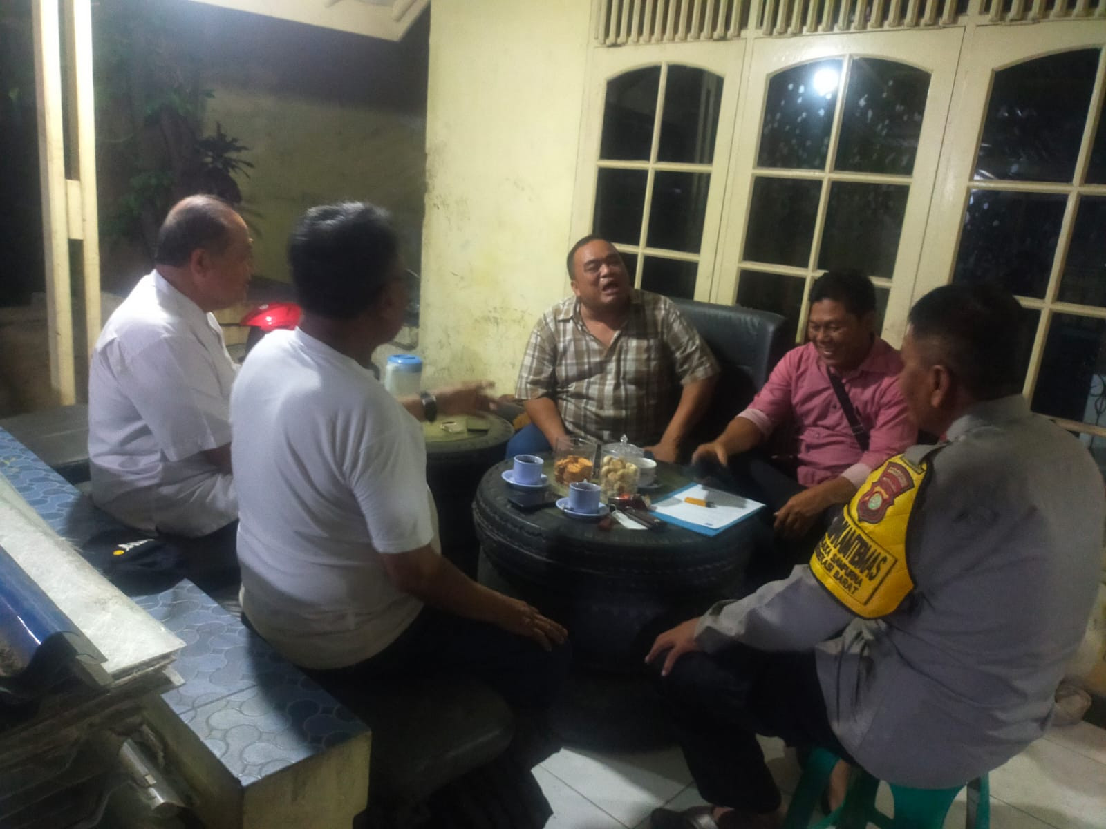 Cegah Kejahatan Malam Hari, Bhabinkamtibmas Jakasampurna Ajak Warga Waspada