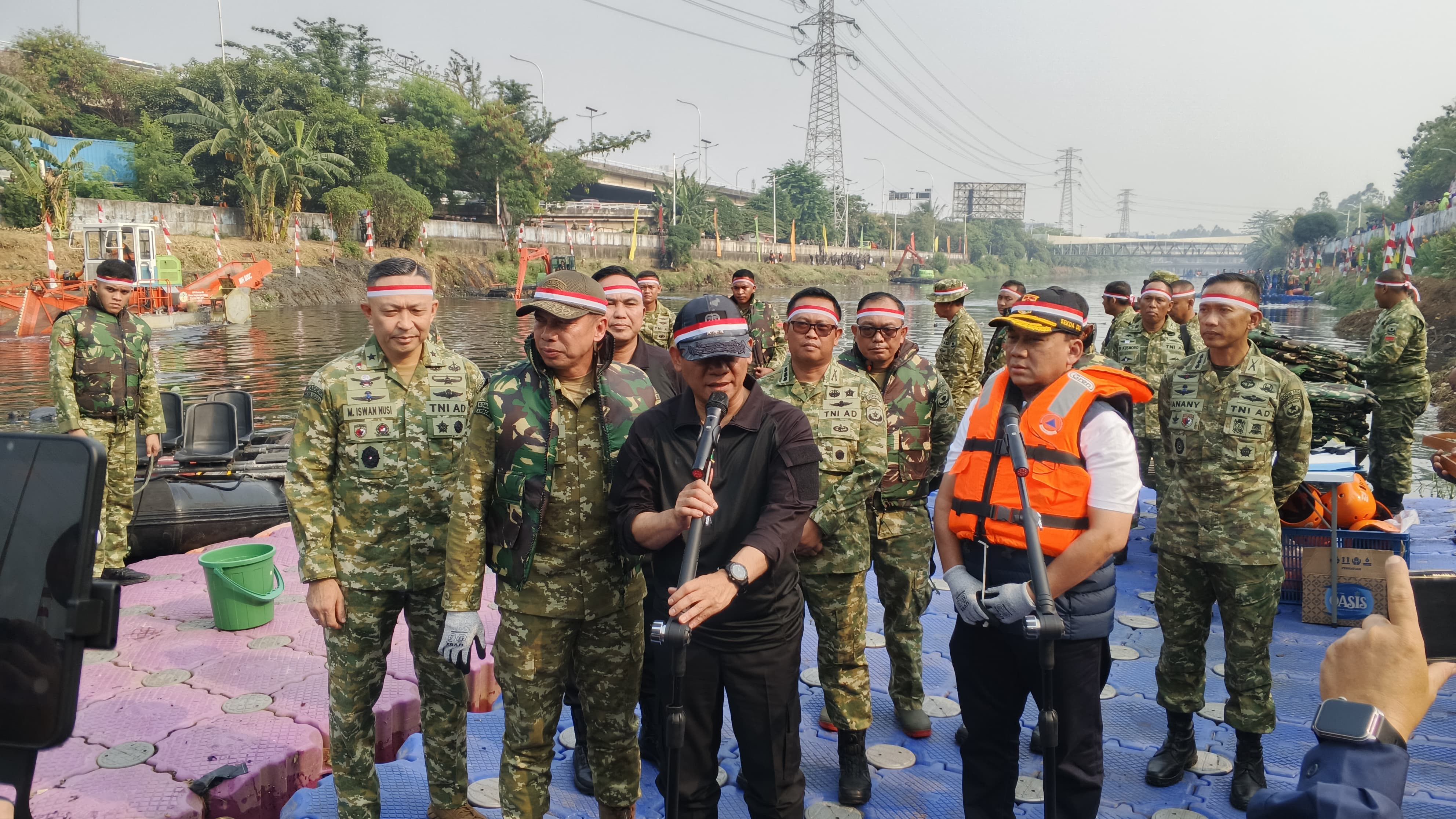Sambut HUT ke-81 RI, Pangdam Jaya dan Kapolda Metro Jaya Pimpin Karya Bakti Bersihkan Sungai di Jakarta Utara