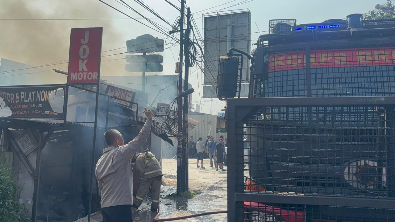 Brimob Polda Metro Jaya Bantu Padamkan Kebakaran Dua Kios di Ciputat