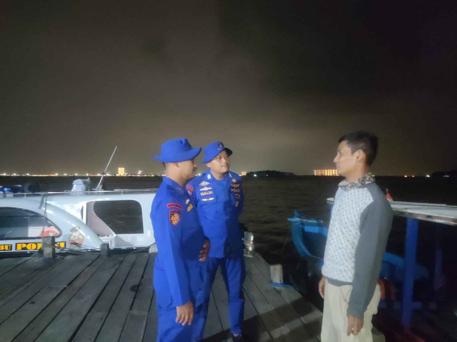 Layanan Polisi 110, Satpolairud Polres Kepulauan Seribu Patroli Laut Malam Imbau Nelayan Jaga Keselamatan Berlayar