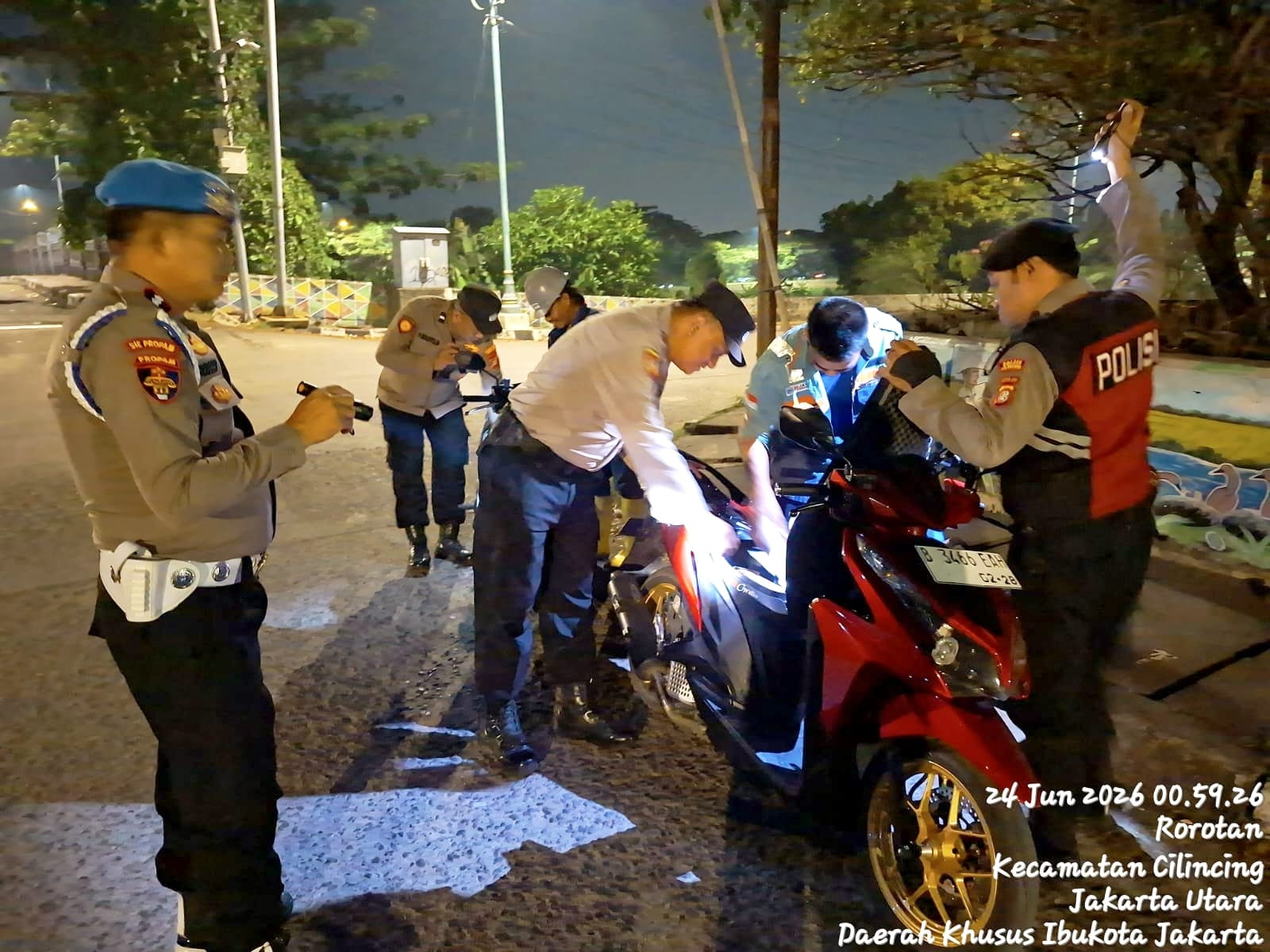 Polisi Bersama Satpol PP Intensifkan Patroli Malam, Antisipasi Tawuran dan Kejahatan Jalanan di Cilincing