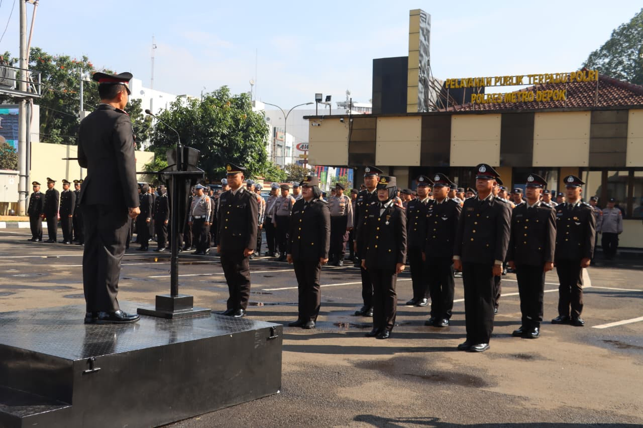 12 Anggota Sat Lantas Polres Metro Depok Terima Penghargaan dari Polda Metro Jaya
