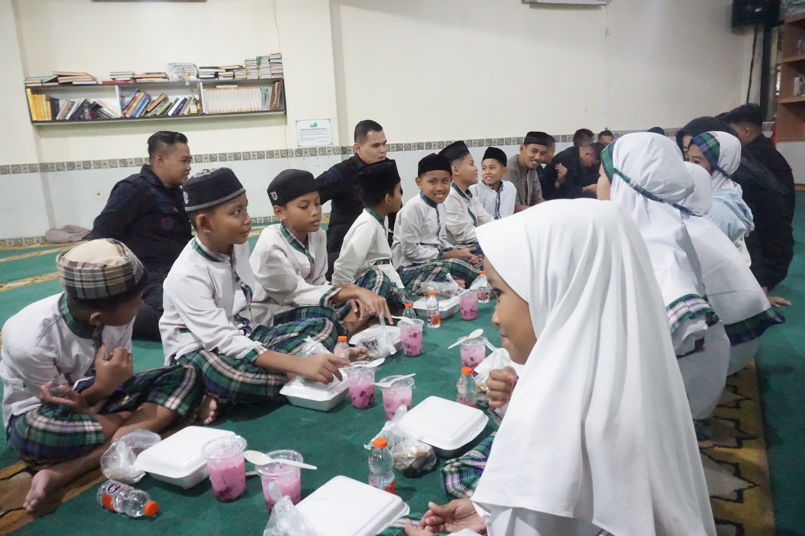 Santunan dan Buka Bersama di Kwitang, Brimob PMJ Hadirkan Kepedulian Nyata untuk Anak Yatim