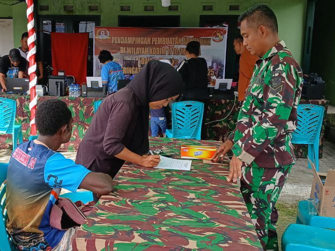 Kodim 1710/Mimika Gelar Pendampingan Pembuatan Adminduk Dalam Rangka Hari Juang TNI AD