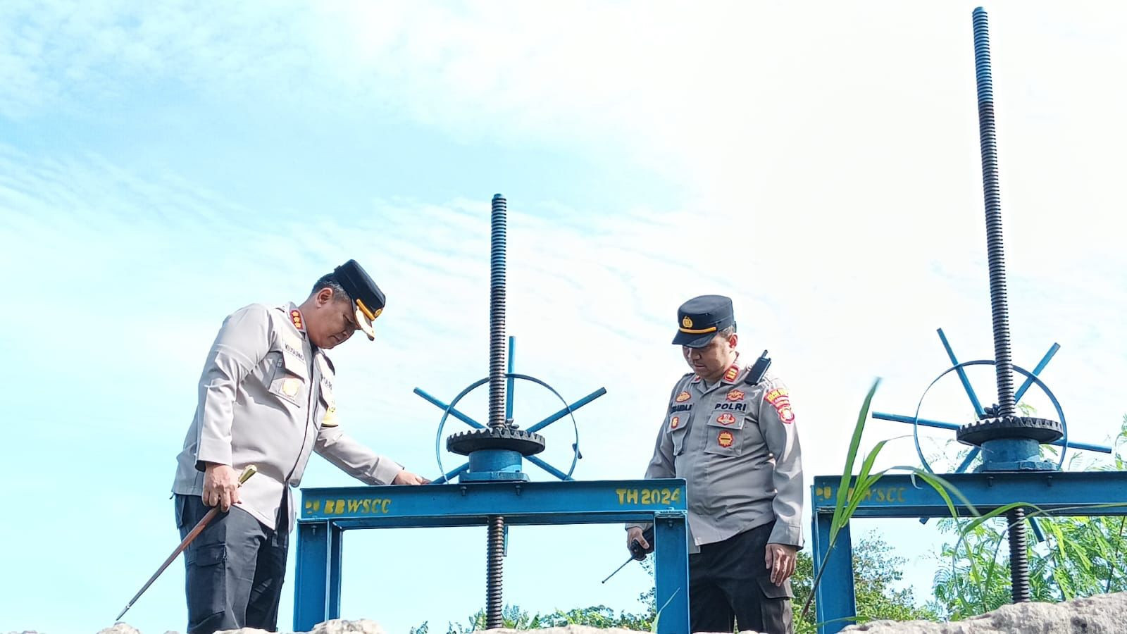 Prioritas Kesiapsiagaan Bencana, Kapolres Metro Bekasi Kota Tinjau Langsung Titik Rawan Bencana di Kali Bekasi Jatiasih