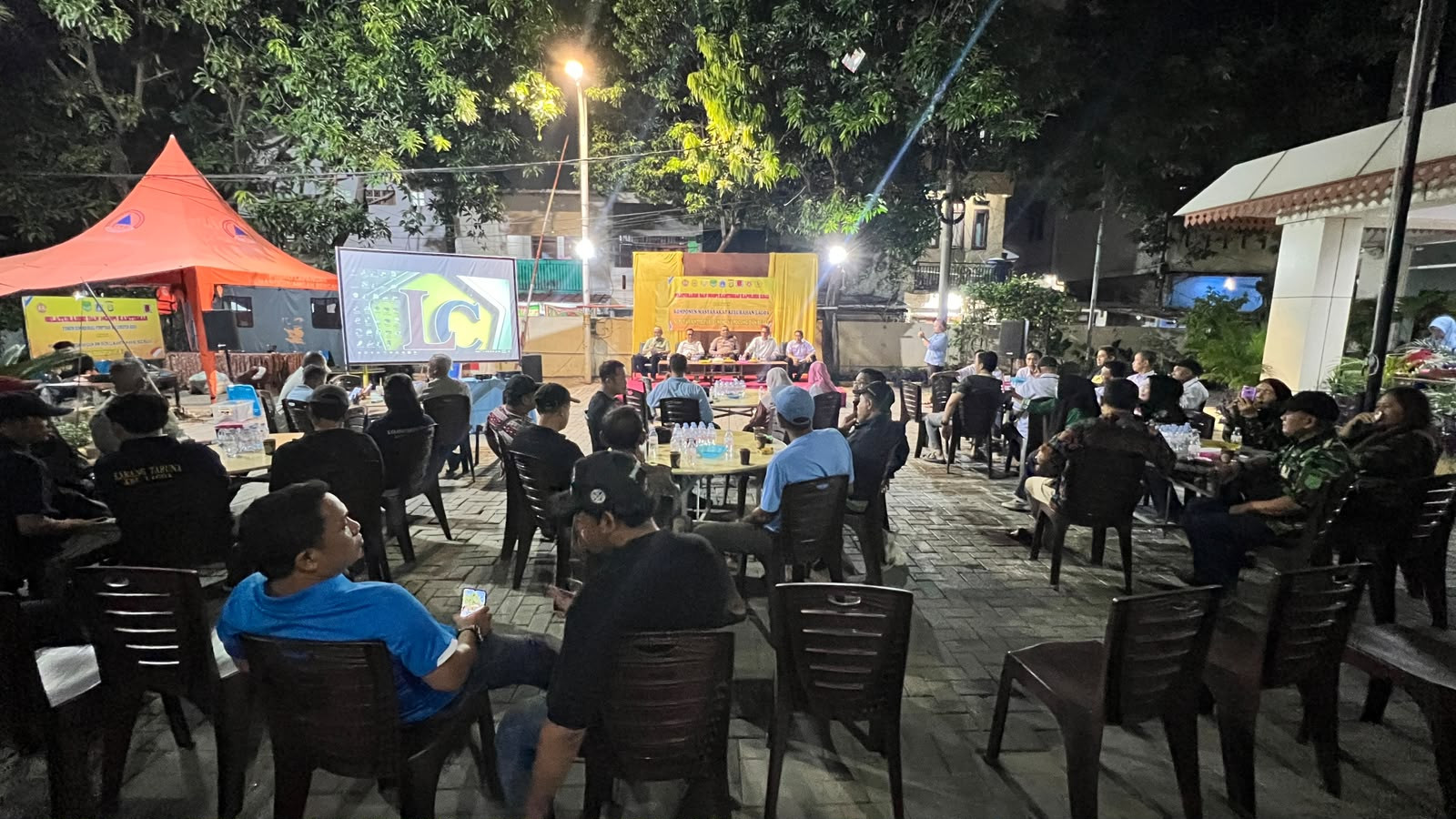 Polsek Koja Rangkul Warga Lewat Ngopi Kamtibmas, Bahas Keamanan Wilayah dan Fenomena Pocong yang Viral