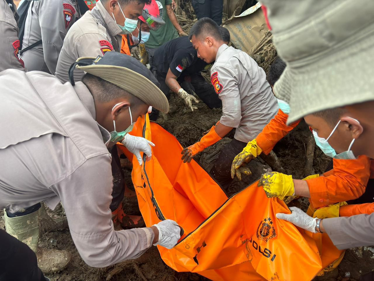 Tugas Kemanusiaan Berlanjut: Tim Brimob Polda Riau Evakuasi Jenazah Korban Bencana di Kecamatan Palembayan