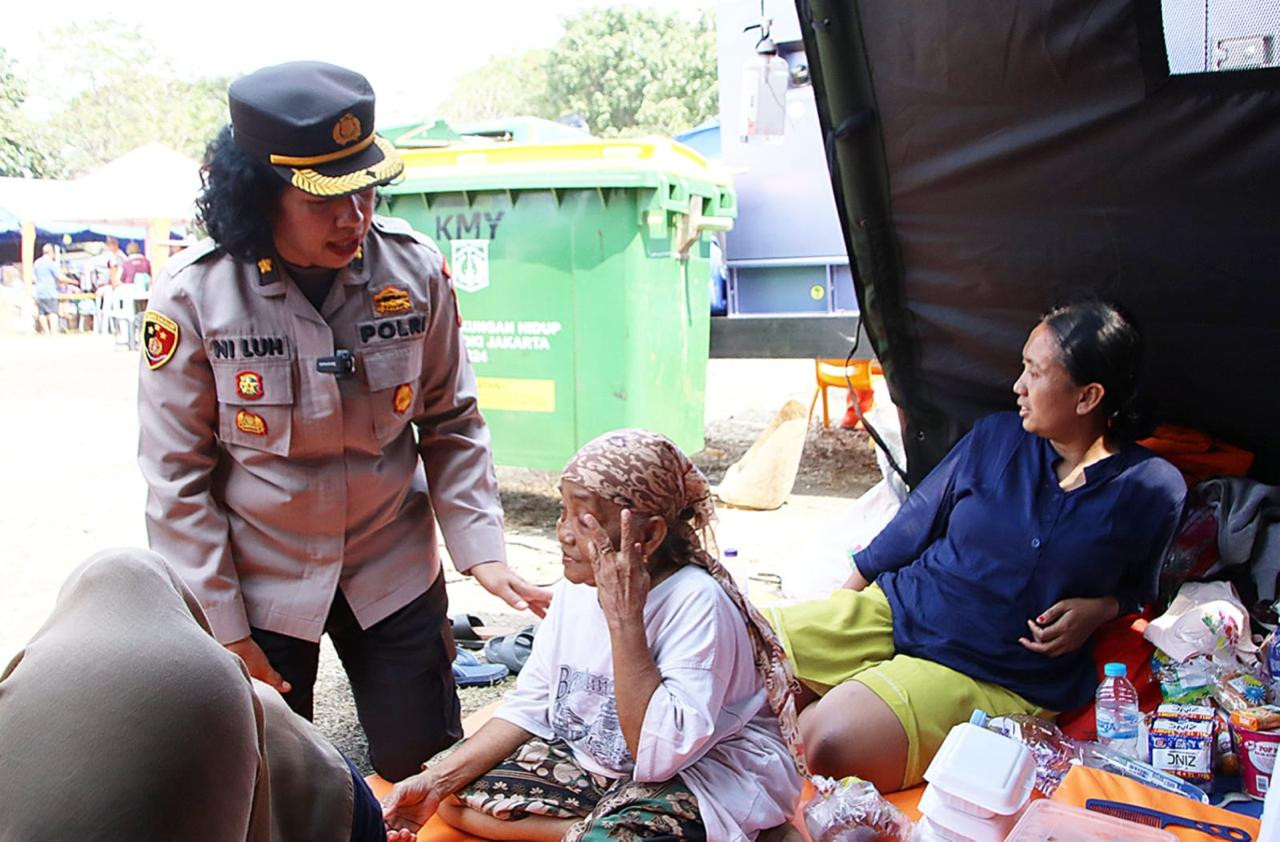 Polwan Polres Metro Jakarta Utara Salurkan Bantuan dan Trauma Healing untuk Korban Kebakaran Jiung Kemayoran